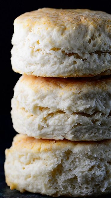 Cream Biscuit Recipe, 2 Ingredient Biscuits, Diy Easy Recipes, Tea Bread, Cream Biscuits, Two Ingredient, Biscuit Bread, Biscuit Rolls, Biscuits Easy