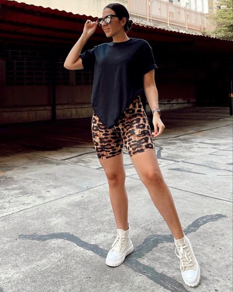 Biker Shorts Animal Print, Cheetah Print Biker Shorts Outfit, Outfit Biker Mujer, Leopard Biker Shorts Outfit, Long Tshirt Outfit, Outfit Animal Print, Leggins Outfit, Print Shorts Outfit, Short Biker