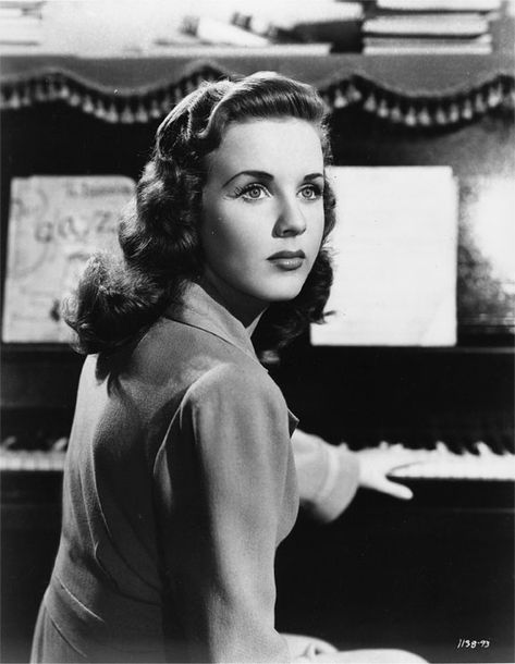 Deanna Durbin - The Canadian Encyclopedia Deanna Durbin, Female Role Models, Musical Film, Classic Actresses, Canadian Actresses, Actrices Hollywood, She Movie, Golden Age Of Hollywood, Box Office