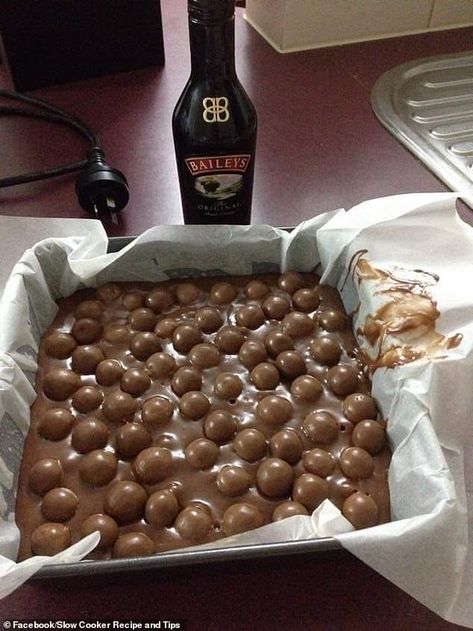 Slow Cooker Fudge, Baileys Fudge, Baileys Recipes, Slow Cooker Recipe, Fudge Easy, Slow Cooking, Crockpot Recipes Easy, Fudge Recipes, Chocolate Fudge