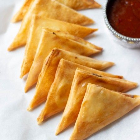 Easy Cheese Samosas - Flour & Spice Cheese Samosa, Jalapeno Wonton Poppers, Crispy Wonton, Hot Cheese, Samosa Recipe, Indian Street Food Recipes, Easy Cheese, Wonton Wrappers, Spicy Snacks