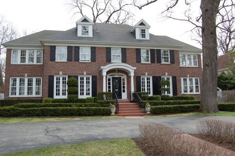 Home Alone House, Colonial House Exteriors, Home Alone Movie, Georgian Style Homes, Colonial Exterior, Famous Houses, Brick Exterior House, Georgian Homes, Home Alone