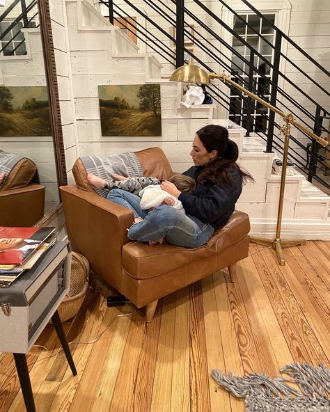 Where Do Chip and Joanna Gaines Live? Photos of Waco Home Johanna Gaines Style, Stile Joanna Gaines, Crew Gaines, Joanna Gaines Family, Joanna Gaines Instagram, Joanna Gaines Living Room, Joanna Gaines Bathroom, Joanna Gaines Bedroom, Living Room Joanna Gaines