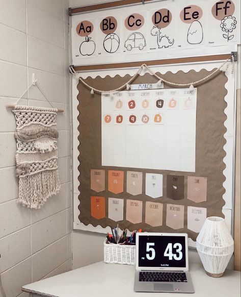 Middle School Classroom Decorating Ideas, Teachers Aesthetic, Neutral Classroom Theme, Calming Classroom Decor, Pretty Classroom, History Teacher Classroom, Decorate Classroom, Calming Classroom, Teaching Classroom Decor