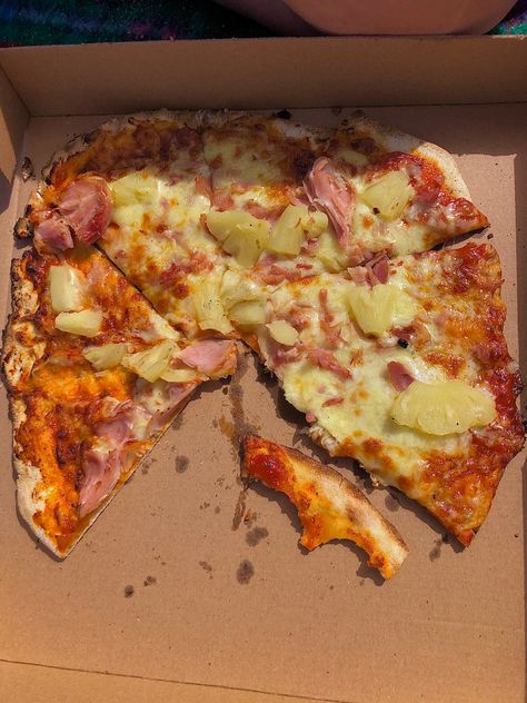 Hawaiian Pizza Aesthetic, Aesthetic Pizza Pictures, Catherine Cowles, Pizza Pictures, Pizza Aesthetic, Helena Hunting, Yummy Ice Cream, Food Pizza, Great Pizza