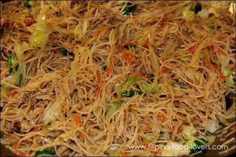 Pansit  / Bihon Guisado  made with the rice noodles. Omg this stuff is awesome! I've been looking for this recipe for ever!!! A must make for me soon!!! Pansit Bihon, Bihon Guisado, Pancit Recipe, Flour Tortilla, Steak Fajitas, Filipino Dishes, Skirt Steak, Cooking Light, Filipino Recipes