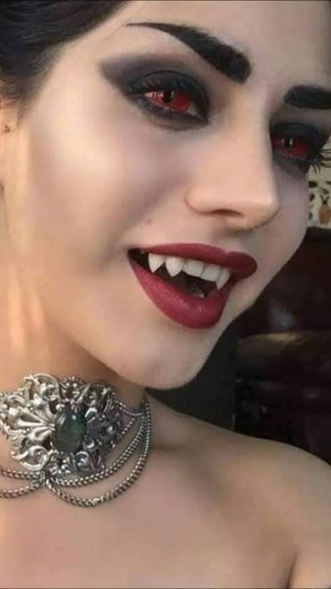 Vampyr Smink, Halloween Nails 2022, Halloween Maquillage, Nail Designs Halloween, Halloween Fashion Outfits, Halloween Costume Couple, Halloween Costumes Women Scary, Wallpapers Halloween, Halloween Tattoo Ideas