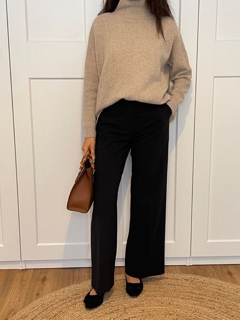 Beige Sweater Black Pants Outfit, Black Pants Tan Sweater Outfit, Nice Sweater Outfits, Beige Jumper Outfit, Black Cropped Pants Outfit, Black Trousers Outfit Casual, Black Trousers Outfit Work, Beige Top Outfit, Trousers Outfit Work