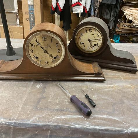 What To Do With Old Clocks Ideas, Old Clock Reuse Ideas, Upcycle Clocks Repurposed, Mantel Clocks Ideas, Repurpose Clocks Diy Projects, Mantle Clock Repurposed, Clock Shadow Box Ideas, Repurposed Clocks Ideas, Vintage Table Clock