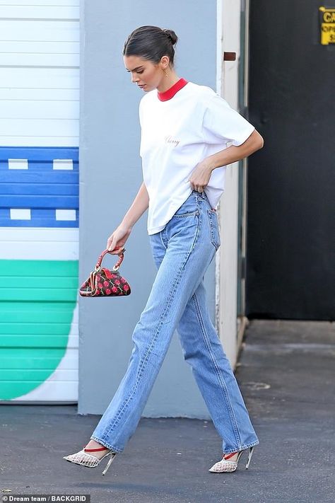 Kendall Jenner showcases casual fashion credentials in white 'Cherry' T-shirt and loose jeans | Daily Mail Online Kendall Jenner Estilo, Jeans Casual Outfit, Kendall Jenner Outfits Casual, Stile Kendall Jenner, Jeans Heels Outfit, Jeans And T Shirt Outfit, Kendall Jenner Street Style, Kendall Style, Jeans With Heels