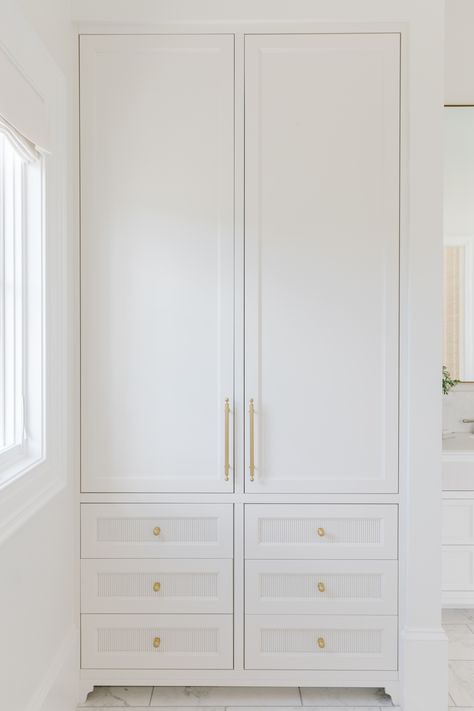 COASTAL MANOR HOME - PARADE OF HOMES 2022 - THE CABINET GALLERY Main Entrance Closet Ideas, Coastal Walk In Closet, Built In Linen Closet Bathroom, Parade Of Homes 2022, Refresh Kitchen, Coastal Wardrobe, White Farmhouse Sink, White Oak Kitchen, Utah Home