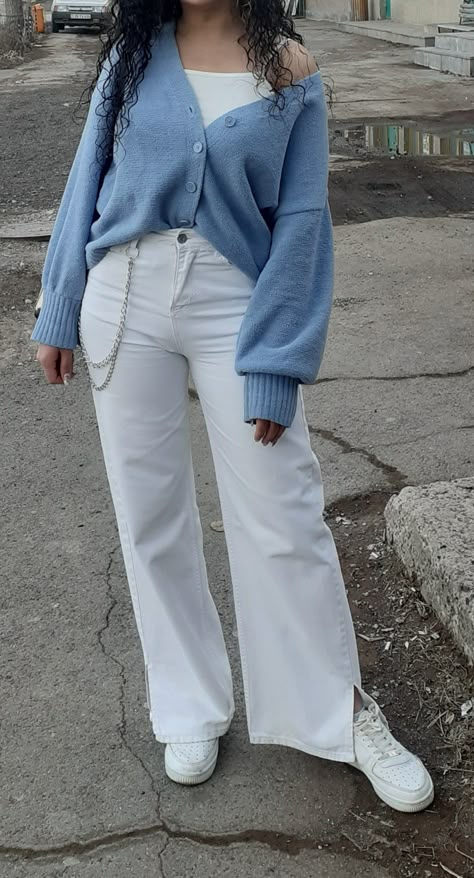 White Flare Outfit Pants, White Flared Jeans Outfit Summer, Outfits With White Baggy Jeans, White Wide Leg Outfit Jeans, Long Jean Pants Outfit, How To Style White Wide Leg Pants, White Wide Leg Jeans Outfit Aesthetic, High Waist White Jeans Outfit, Flare White Pants Outfit