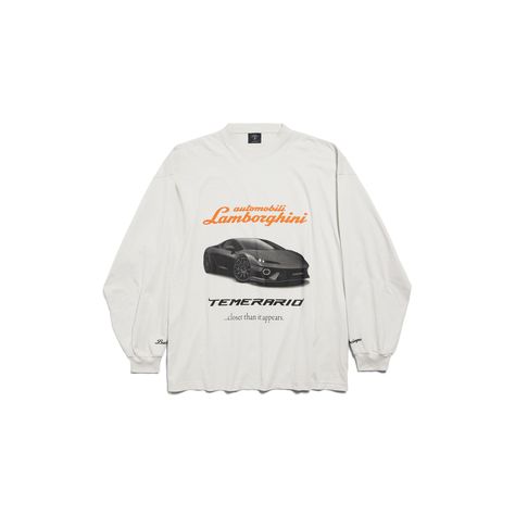 La T-shirt a maniche lunghe Automobili Lamborghini oversize in jersey organico a secco bianco sporco fa parte di un lancio esclusivo della collezione Autunno 2025 di Balenciaga.