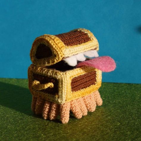 THE LUGGAGE – FROM TERRY PRATCHETT'S DISCWORLD, CROCHETED BY MIGHTYSTARGAZER #crochet #amigurumi Terry Pratchett Discworld, Terry Pratchett, Crochet Decoration, Crochet Cross, Needle Felt, Crochet Art, Knit Or Crochet, A Pattern, Yarn Crafts