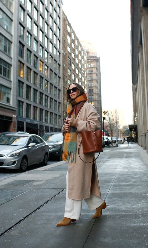 woman sharing Winter Wear with plaid scarf and white pants and bucket bag Bucket Bag Outfit, Plaid Scarf Outfit, Bucket Bags Outfit, Black Jacket Outfit, Winter Inspo Outfits, Quiet Luxury Fashion, Brooklyn Blonde, Bright Scarf, Plaid Trench Coat