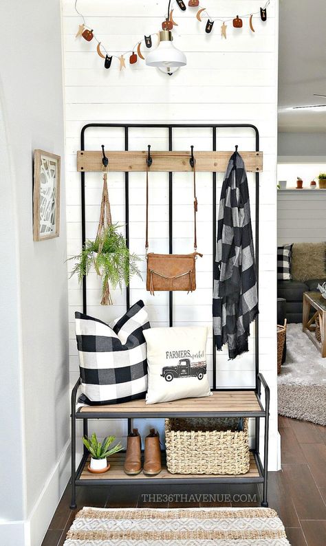 Hall Tree in Black Metal and Wood Amazing Entryways, Bilik Kecil, Entryway Diy, Ingangs Decor, Entryway Decor Small, Farmhouse Entryway, Entry Decor, Diy Entryway, Decor Hacks