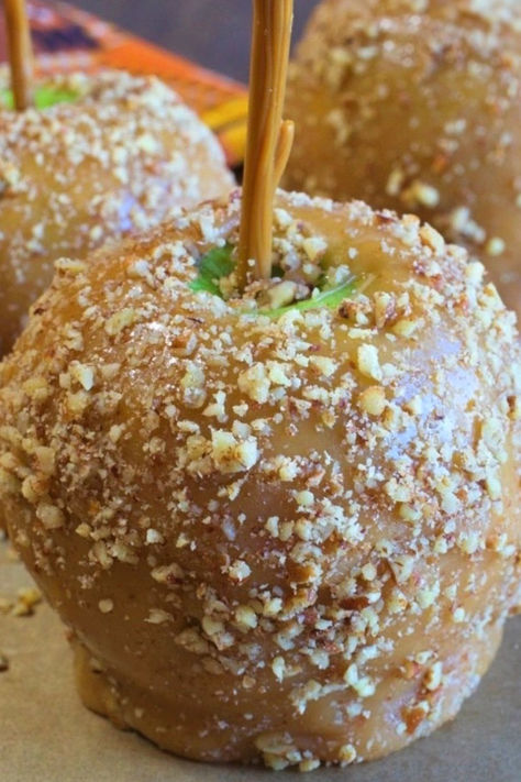 Classic caramel apples with finely chopped nuts on the outside. Homemade Caramel Apples, Apple Items, My Country Table, Caramel Apples Homemade, Gourmet Apples, Country Table, Apple Dip, Fall Foods, Gourmet Desserts