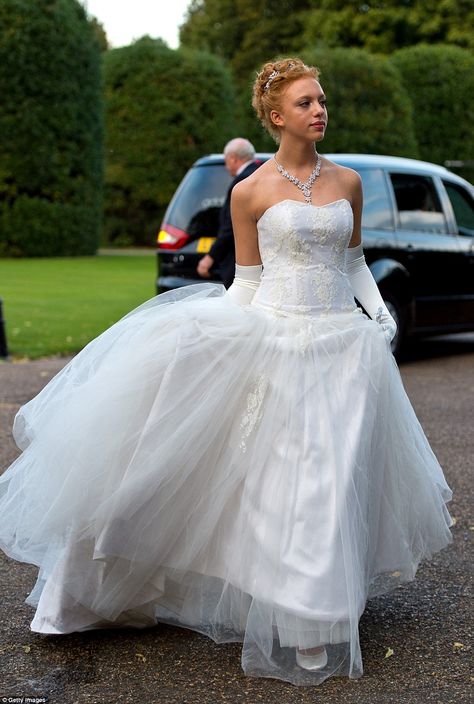 Anna's stunning gown features a full-skirted tulle overlay and an opulent fitted bodice with intricate lacework, which she offset with tasteful diamonds and simple satin pumps Father Of The Bride Outfit, Bride Gloves, Dress And Gloves, Simple Satin, Boris Becker, Debutante Ball, Big Dresses, Satin Wedding Gown, Beautiful White Dresses