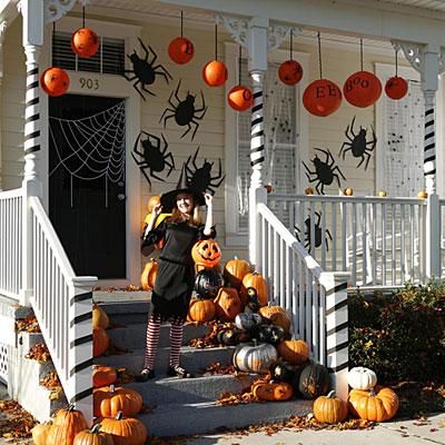 Halloween crafts: Wrap your porch railings with crepe paper to give the outside of your home a spooky look. Halloween Front Door Decorations, Halloween Outside, Fröhliches Halloween, Diy Halloween Decor, Adornos Halloween, Plaid Decor, Halloween Porch Decorations, Manualidades Halloween, Halloween Front Porch