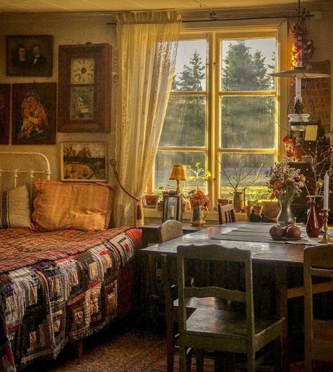 English Cottage Aesthetic Bedroom, Cottagecore Interior Bedroom, 50s Bedroom, Cottage Room, Casa Country, Cottage Bedroom, Aesthetic Rooms, Dreamy Room, Dream Room Inspiration