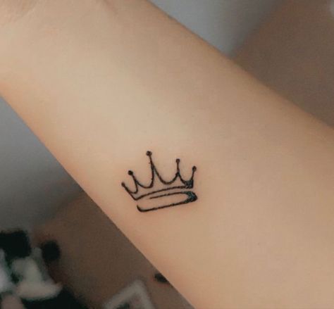 Mini Mehendi Tattoo, Tato Simple, Simple Crown Tattoo, Crown Tattoos For Women, Tattoo Catalog, Basic Tattoos, Henna Designs Wrist, Tato Henna, Simple Henna Tattoo