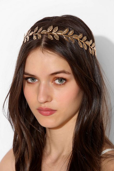 16 Accesorios para el pelo con hojas de oro para el otoño   -    16 gold leaf hair accessories for fall. http://thebeautydepartment.com/2014/10/make-like-a-tree/ Leaf Hair Accessories, Ballerina Hair, Gold Leaf Hair, Hair Styels, Hair Dress, Golden Leaves, Turbans, Simple Wedding, Bride Hairstyles