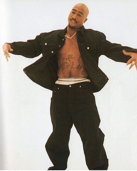 Tupac Amaru Shakur on Instagram: “One of those pictures you can hear.  #HitEmUp #2Pac #Tupac #HipHop” Tupac Outfits, Look Hip Hop, Tupac Photos, Mode Old School, Throwback Outfits, Tupac Makaveli, 90s Fashion Outfits Hip Hop, Looks Hip Hop, Rachel Green Outfits