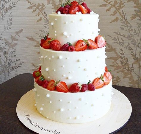 Strawberry Wedding Cakes, 25th Bday, Decoration Cake, Tea Party Bridal Shower, Bridal Shower Tea, White Wedding Cake, Wedding Mood, Wedding Desserts, Strawberries And Cream