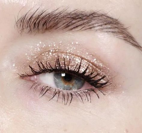 Makeup Hooded Eyes, Eye Makeup Glitter, Eyeliner Ideas, Sparkly Eyes, Unicorn And Glitter, Glitter Eye Makeup, Violet Eyes, Lots Of Makeup, Powdered Eyebrows