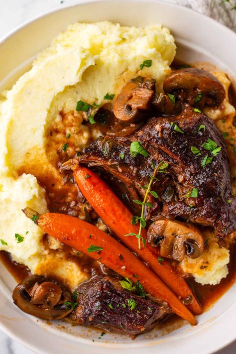 Red Wine Braised Beef! This oven braised beef with red wine is the ultimate fall and winter comfort food! It's tender, juicy, and so flavorful. Dutch Oven Whole Chicken, Beef And Mushroom Recipe, Red Wine Braised Beef, Wine Braised Beef, Dutch Oven Roast Chicken, Cooking Beef, Chuck Roast Recipes, Cozy Dinners, Beef Meals