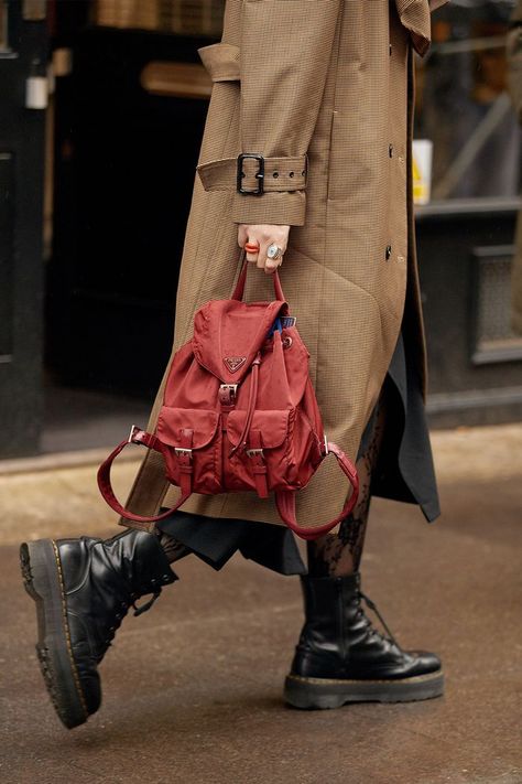 Prada Backpack Outfit, Street Style Backpack, Prada Backpack, Wife Style, Backpack Outfit, London Fashion Weeks, Lace Tights, Mein Style, Fashion People