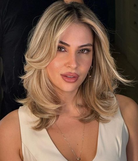 Center-Parted Midi Cut with Layered Ends Collarbone Haircut With Layers, Layered Bob Hairstyles Shoulder Length, Layered Hair Blonde, Layered Blonde Hair, Midi Haircut, Bob Inspiration, Layered Ends, Midi Hair, One Length Haircuts