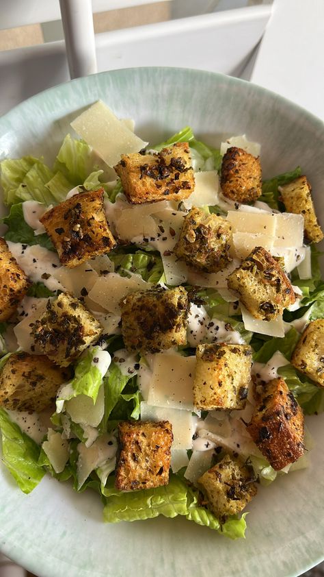 Homemade Ceasar Salad, Moodboard Pics, Fatty Foods, Healthy Food Motivation, Healthy Lifestyle Food, Healthy Foodie, Food Goals, Caesar Salad, Food Is Fuel