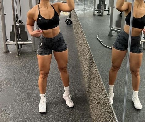 Gym, aesthetics, gym fit. #gymfit #gymlife #aesthetic Womens Toned Back Aesthetic, Gym Muscles Girl, Gym Body Girl Muscle, Body Aesthetics Goals Gym, Short Gym Girl, Female Gym Body Goals, Girl Gym Body Goals, Cute Gym Fits Aesthetic, Gym Rat Girl Aesthetic