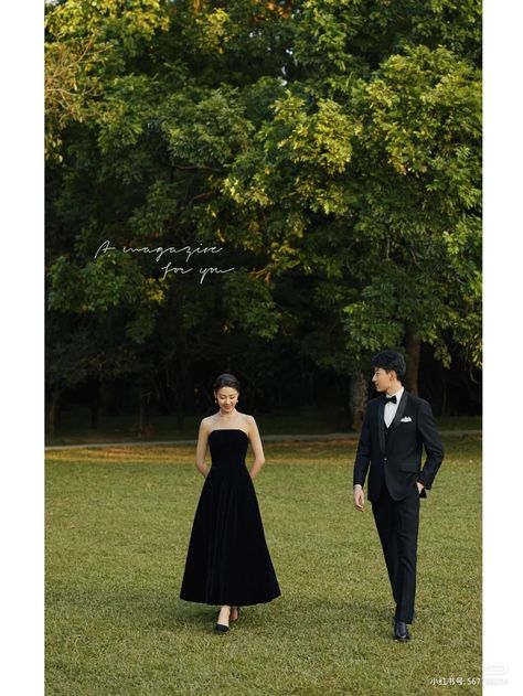 Korean Outdoor Photoshoot, Black Dress Couple Photoshoot, Outdoor Prewedding Ideas, Pose Foto Pernikahan, Prewedding Dress, Pre Wedding Photoshoot Theme, Prenuptial Photoshoot, Prewedding Ideas, Pre Wedding Photoshoot Props