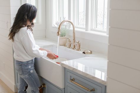 White Farmhouse Sink, Glass Rinser, Fireclay Farmhouse Sink, Apron Front Sink, Apron Sink, Farmhouse Aprons, Fireclay Sink, Single Handle Bathroom Faucet, Single Bowl Kitchen Sink