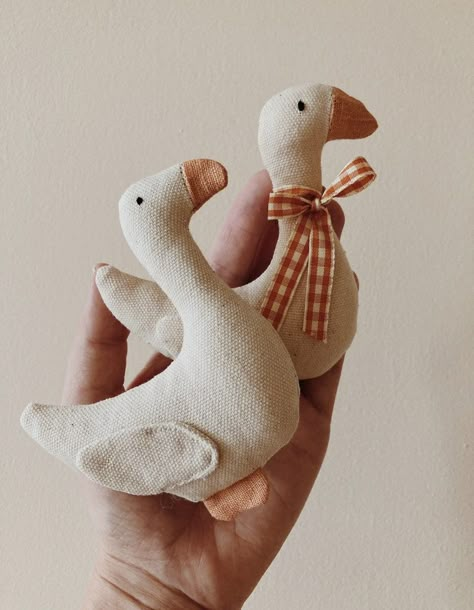 sewing toys patterns Goose Plush Sewing Pattern, Stuffed Animal Sewing Projects, Felt Goose Ornament, Fabric Toys Pattern, Felt Goose Pattern, Hand Sewing Stuffed Animals, Stuffed Goose Pattern Sewing, Goose Pattern Sewing, Christmas Ornament Sewing Patterns