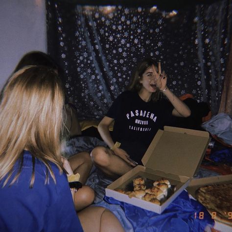 girls night Friends Vibe, Dr Post, Friend Aesthetic, Dream Birthday, College Vision Board, Friends Hanging Out, Girl Sleepover, Life Dreams, Chicago Apartment