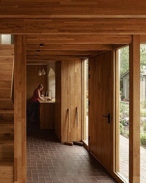 Rm House, Quarry Tile Floor, Oak Framed Extensions, Quarry Tiles, Glazed Brick, Timber Roof, British Architecture, Chiang Rai, Roof Trusses