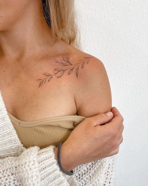 Flower Tattoo Clavicle, Vine Collar Bone Tattoos For Women, Ivy Vine Collar Bone Tattoo, Tulip Tattoo Collar Bone, Women’s Shoulder Collar Bone Tattoos, Front Shoulder Tattoos For Women Small, Floral Tattoo Collar Bone, Dainty Flower Collar Bone Tattoo, Simple Collarbone Tattoos For Women