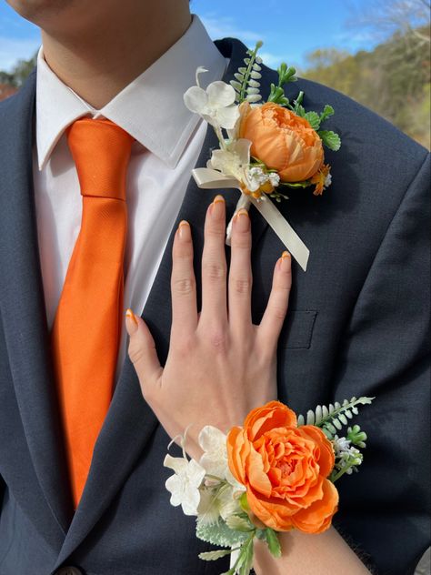 Cute Corsages For Hoco, Orange Corset Prom Dress, Orange Hoco Couple Outfits, Orange Tuxedo Prom, Orange Homecoming Flowers, Prom Flowers Corsage Orange, Dance Flowers Bouquets, Orange Flower Corsage, Orange And White Corsage