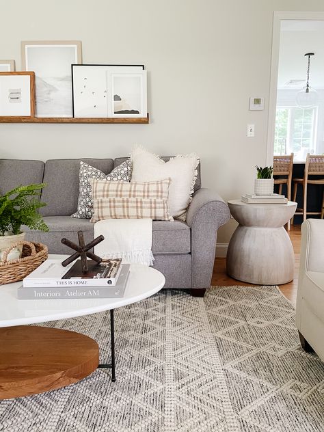 Coastal living room, classic gray walls Rugs With Gray Couch, Living Room Gray Sofa, Grey Couch Decor, Greige Living Room, Sofa Shelf, Cozy Winter Home, Vegas House, Boho Living Room Inspiration, Living Room Gray