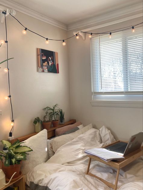 Room Ideas Clean Aesthetic, Room Decor Bedroom Aesthetic Minimalist, Aesthetic Bedroom Simple, Simple Room Ideas Minimalism, Simplistic Room Ideas, Small Room Aesthetic Minimalist, Minimal Aesthetic Bedroom, Room Inspiration Simple, Simple Bedroom Aesthetic