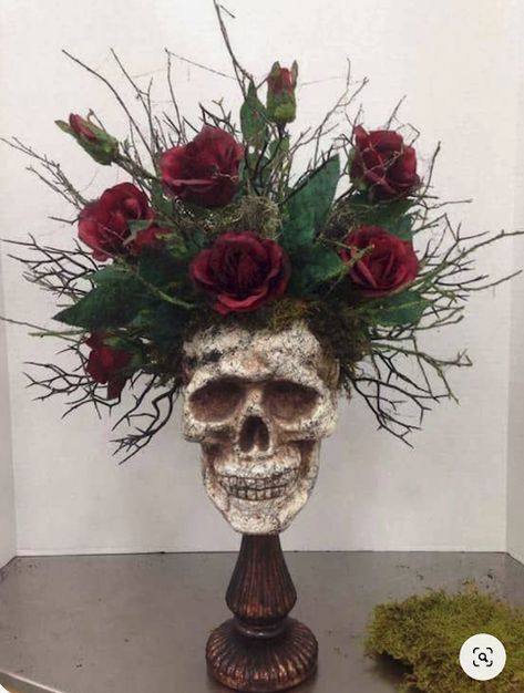 Classy Skull Decor, Diy Gothic Centerpieces, Halloween Skull Flower Arrangement, Year Round Halloween Home Decor, Skull Flower Arrangements, Skull Floral Arrangement, Spooky Flower Arrangements, Salal Leaves, Halloween Flower Arrangements