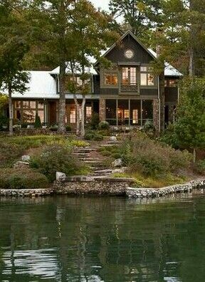 House Near Lake, Diy Farmhouse Bedroom, Rustic Lake Houses, Lake Houses Exterior, House Lake, Farmhouse Style Bedrooms, Lakefront Homes, Enjoy Yourself, Lake Cottage