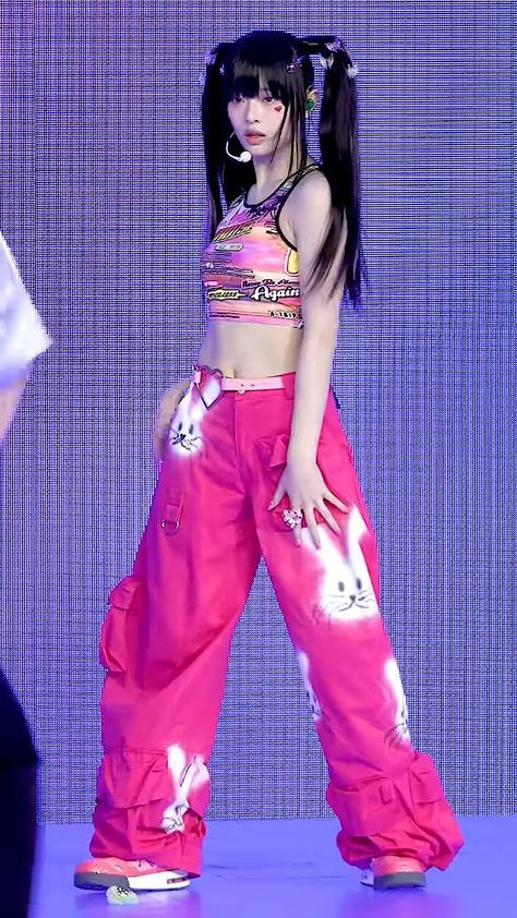 SHE'S A CUTIE PATOOTIE Newjeans Performance Outfits, Newjeans Attention Outfit, Kpop Styling, 일본 패션, Not Funny, New Jeans Style, Music Festival Outfits, Stage Outfit, Practice Outfits