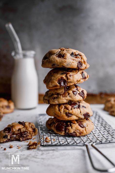 Chocolate Chip Cookie Photography, Cookies Pictures Ideas, Aesthetic Cookie Pictures, Cookie Photography Ideas, Chocolate Chip Cookies Photography, Chocolate Chip Cookies Aesthetic, Caramel Toffee Crunch Cheesecake, Cookie Photoshoot, Cookie Stack