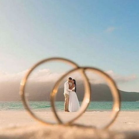 35 Dreamy and Creative Beach Wedding Ideas! Beach Wedding,elegant  Wedding,Wedding ideas. Photos Couple Plage, Strand Foto's, Wedding Pictures Beach, Beach Wedding Pics, Engagement Photo Shoot Beach, Pre Wedding Photoshoot Beach, Foto Pertunangan, Couples Beach Photography, Pre Wedding Photoshoot Props