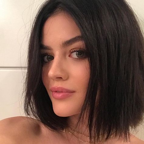 Lucy Hale Hair, Lob Hair, Brown Straight Hair, Feminine Hairstyles, Short Dark Hair, Short Black Hairstyles, Lucy Hale, Penteado Cabelo Curto, Lily Collins