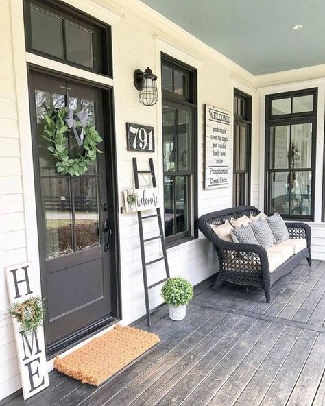 30 Great Rustic Decoration Ideas for Your Front Porch ~ Matchness.com Farmhouse Front Porch Ideas, Veranda Design, Farmhouse Porch Decor, Rustic Vintage Decor, House Front Porch, Farmhouse Front Door, Front Porch Design, Farmhouse Front Porches, Farmhouse Porch